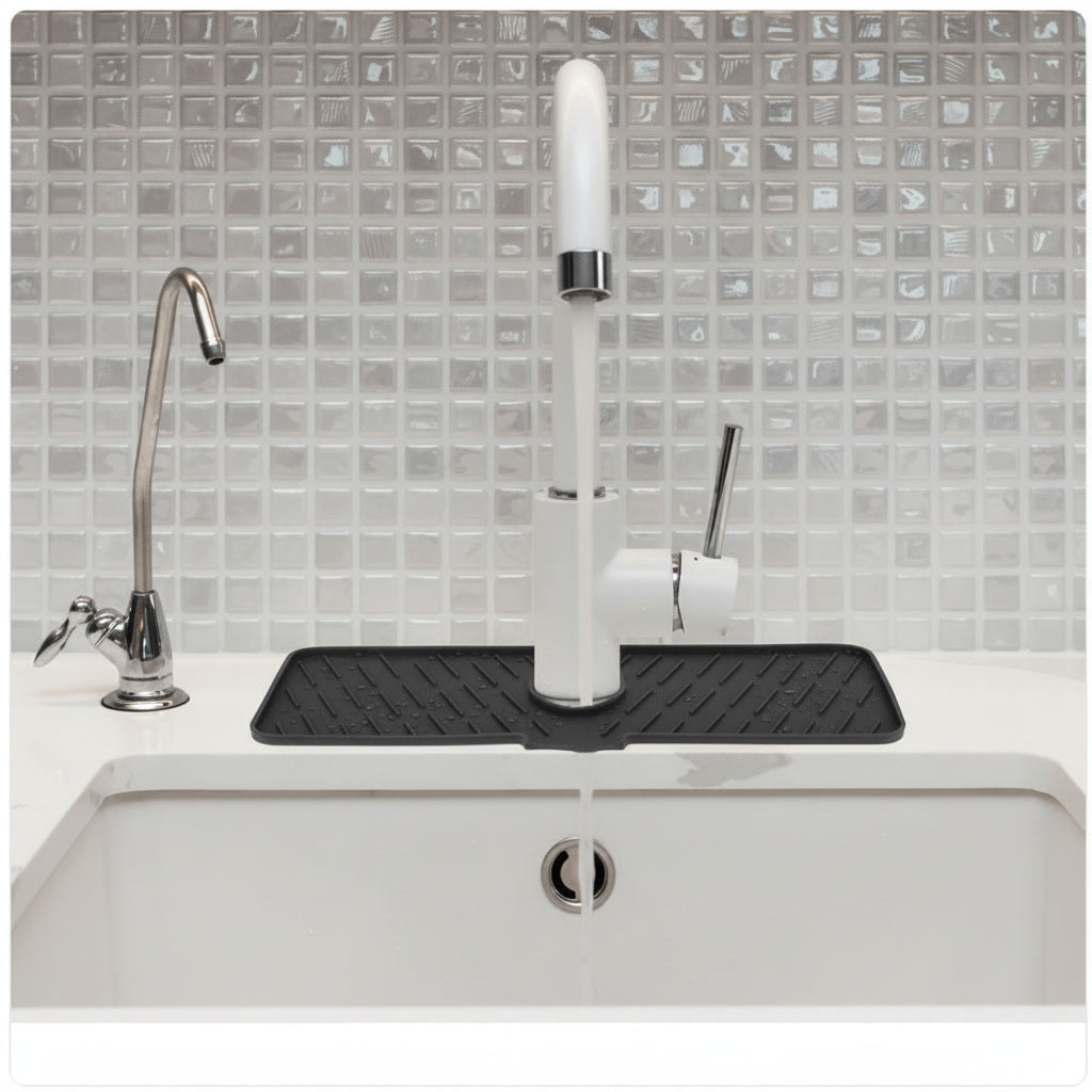 SOUS le tapis en silicone de robinet